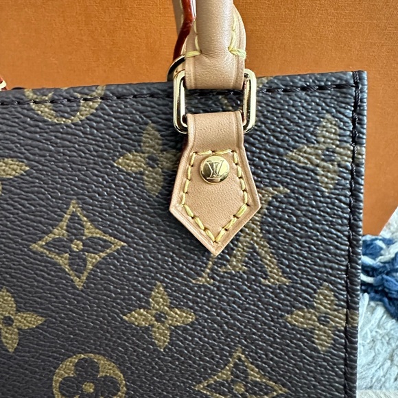 LOUIS VUITTON
Monogram Petit Sac Plat - Picture 8 of 12